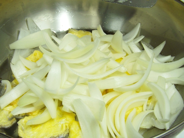新鮮洋蔥片下鍋
