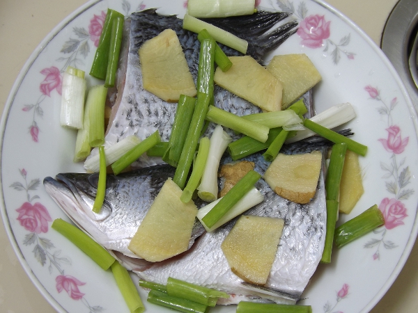 新鮮的金目鱸魚加上薑片與青蔥