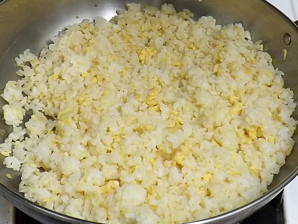 倒入混合蛋黃的白米飯