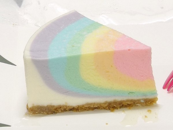Piepai Cafe 的彩虹生乳酪蛋糕側切面