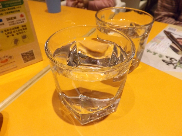 桌上的檸檬水