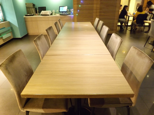 多人聚餐可以使用這樣的長桌組合