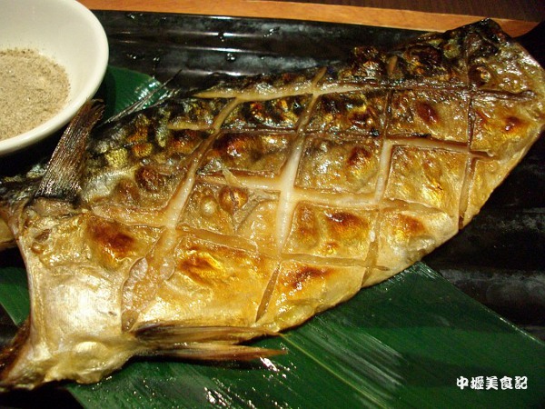 日式鹽烤鯖魚特寫