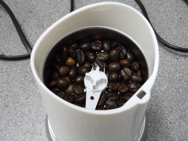 將咖啡豆倒入磨豆容器內