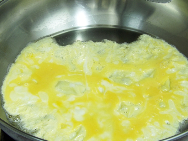 油鍋預熱後雞蛋下鍋