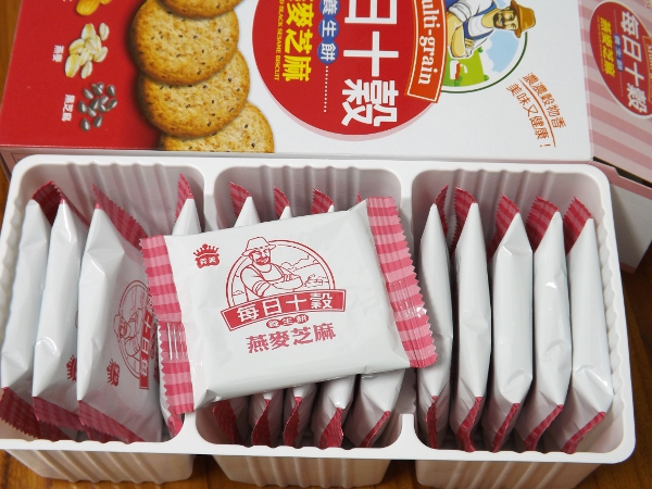 每盒總共有十包燕麥芝麻餅乾