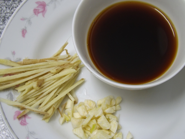 調味料、薑絲與蒜頭