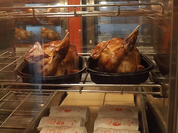 在保溫箱待客人取貨的烤雞