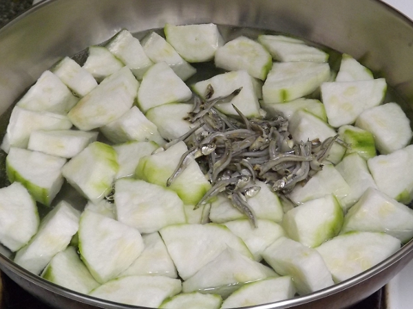 先將絲瓜與小魚乾放入水中煮
