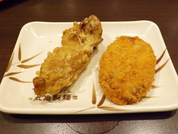 左邊是炸魷魚腳,右邊是可樂餅