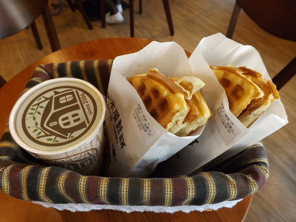 美式咖啡與兩個鬆餅