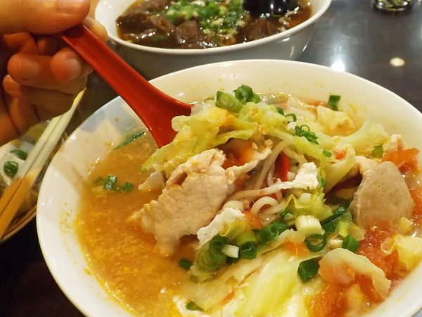 養生番茄蛋肉湯麵的料挺多的