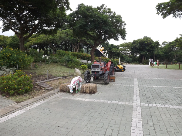 遠看一下這台鐵牛車前面是一隻小牛在拉