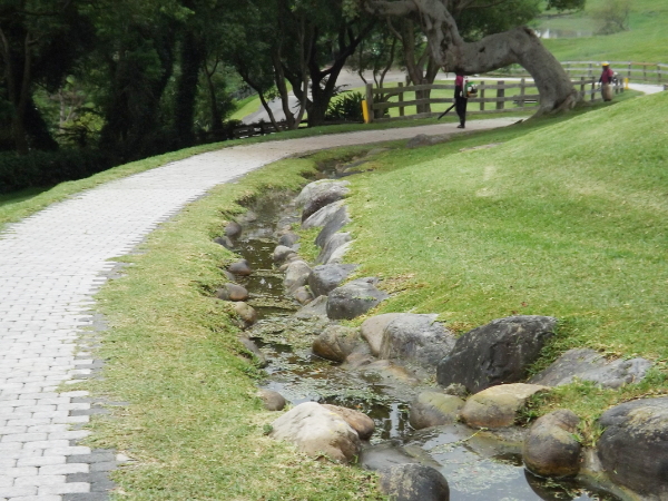 溪水清澈，道路乾淨