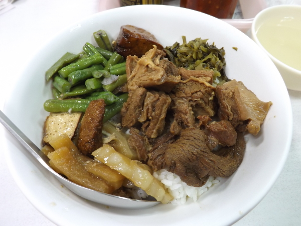 龍德小館的紅燒牛肉飯