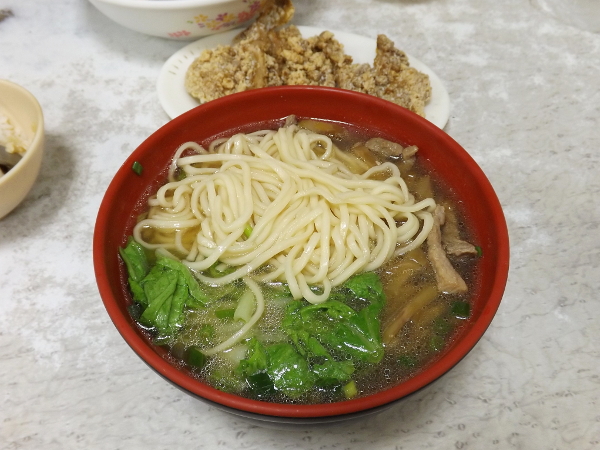 麵條是這種粗細適中的白麵條